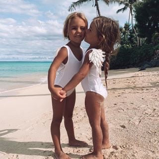 Set costume de baie mama fiica model intreg alb cu broderie aplicata