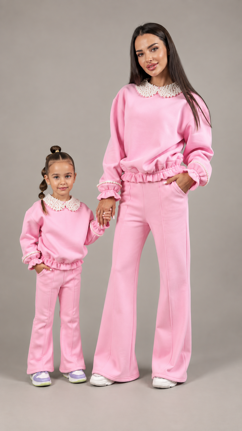 Set treninguri mama fiica roz cu guler si mansete accesorizate cu perle
