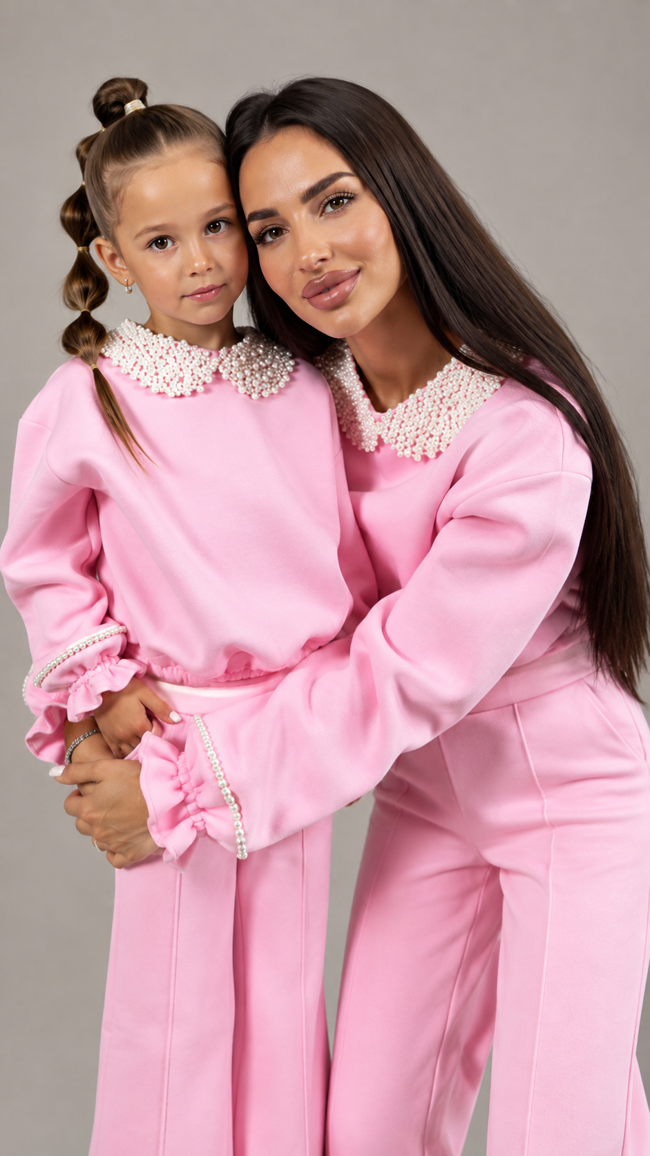 Set treninguri mama fiica roz cu guler si mansete accesorizate cu perle