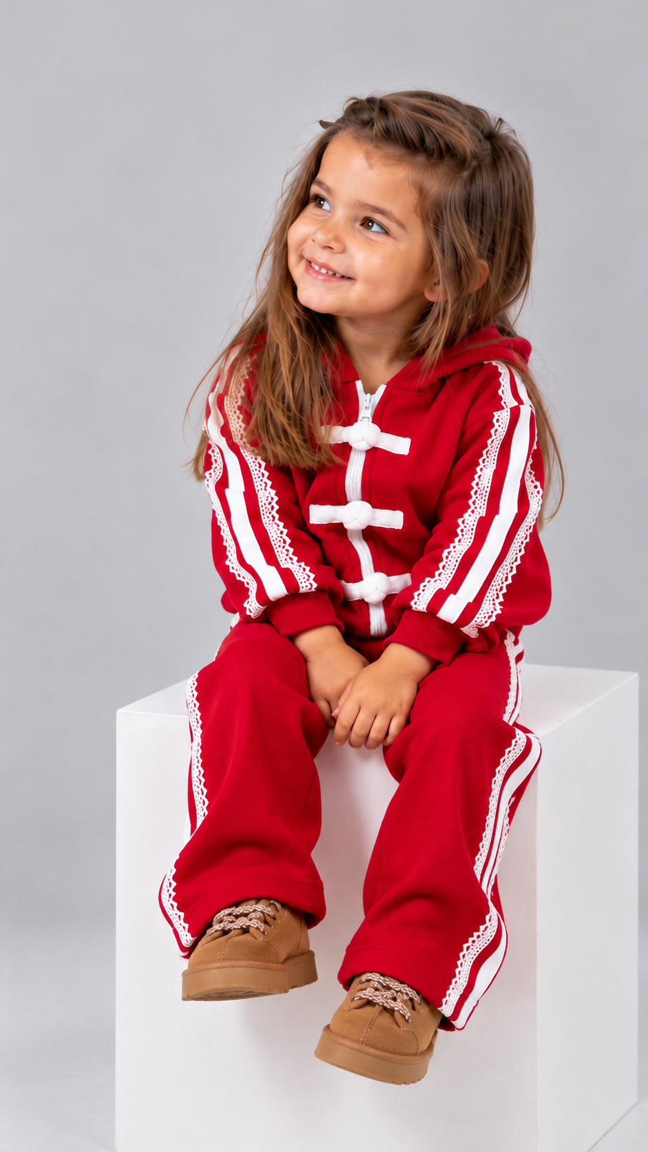 Trening fete rosu cu noduri decorative si dantela contrastanta