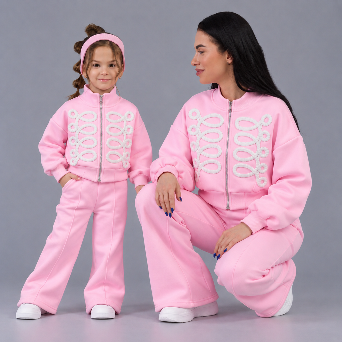 Set treninguri mama fiica roz cu ornamente in stil militar