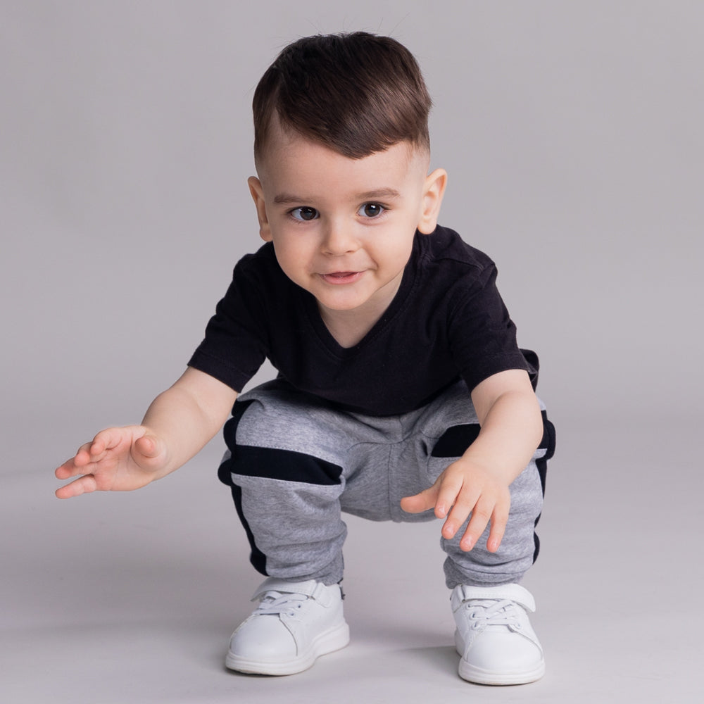 Pantaloni skinny cu buzunare, petice aplicate si vipusca laterala