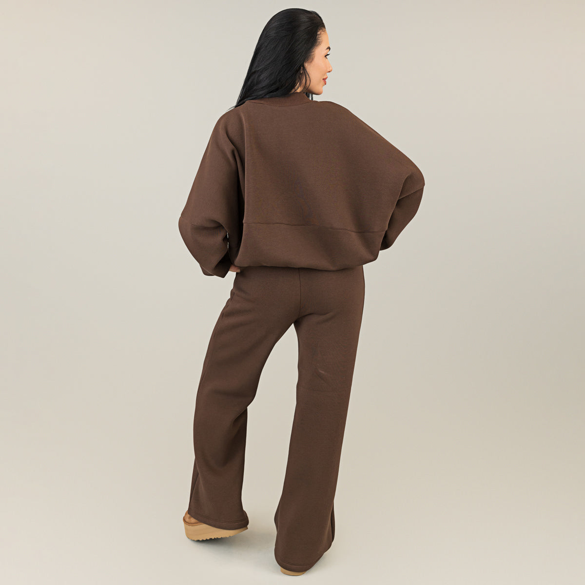 Trening dama maro ciocolata format din hanorac bomber si pantaloni largi