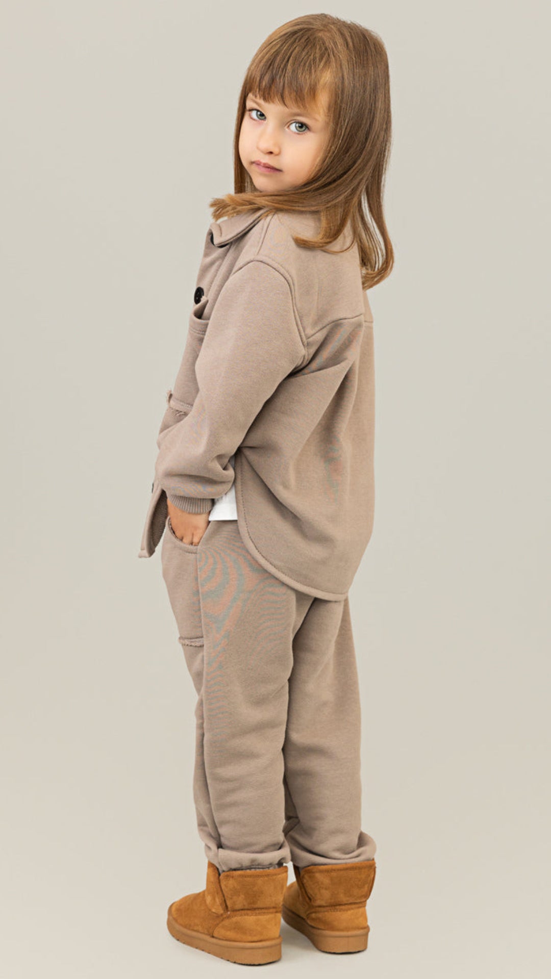 Trening fete cappuccino format din jacheta tip camasa si pantaloni jogger