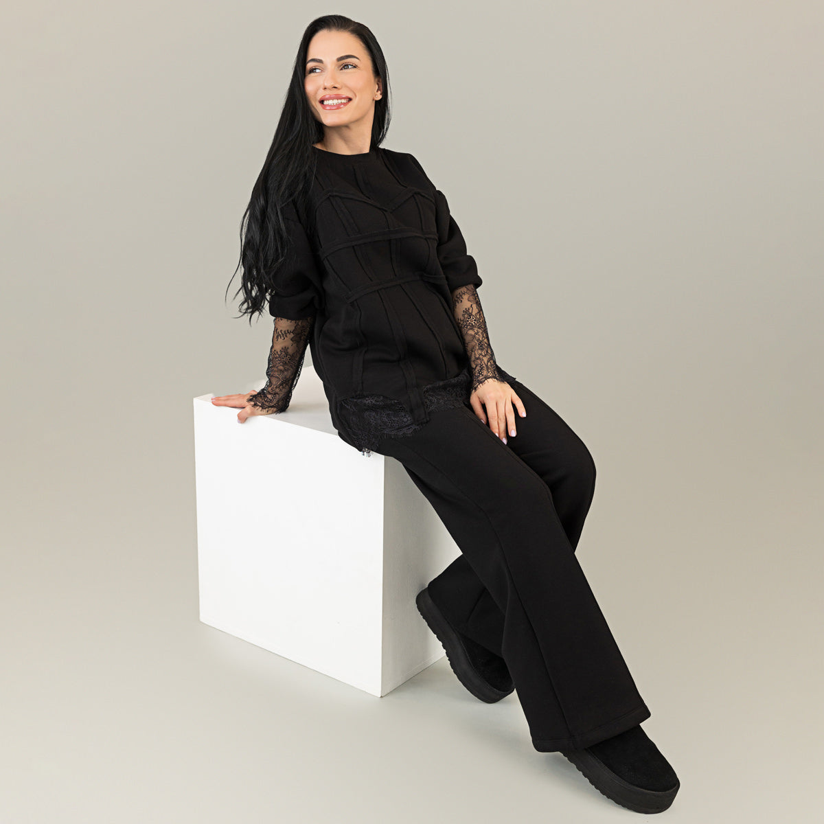 Trening dama negru cu bandaje tip corset si dantela chantilly