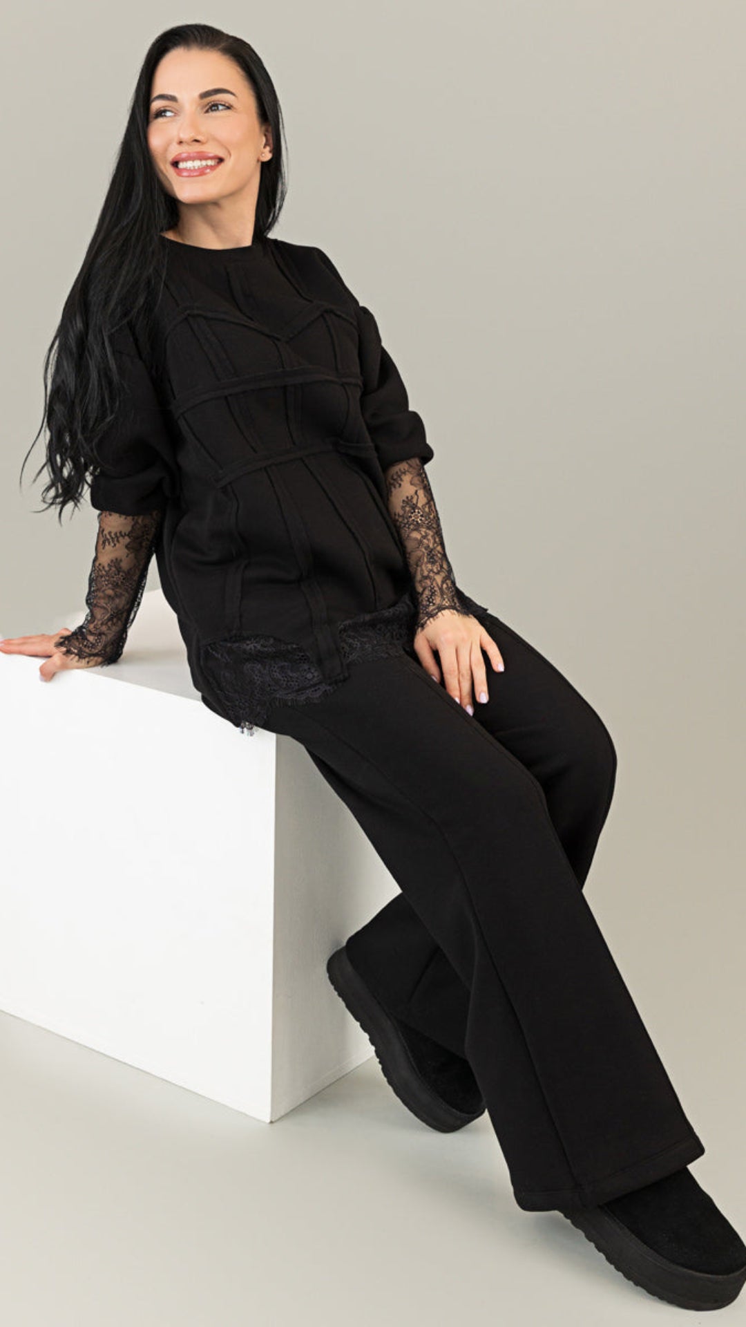 Trening dama negru cu bandaje tip corset si dantela chantilly