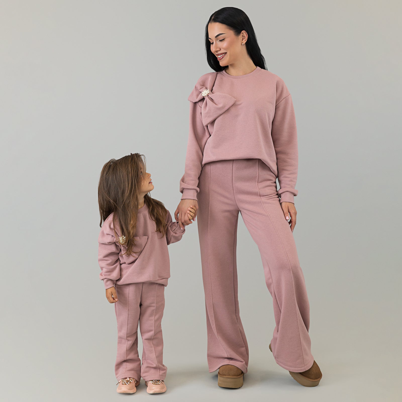 Set treninguri mama fiica roz pudra cu funda supradimensionata decorata cu perle
