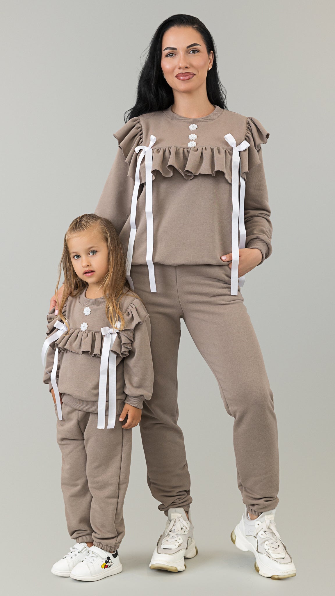 Set treninguri mama fiica cappuccino cu volane, funde satinate si nasturi decorativi