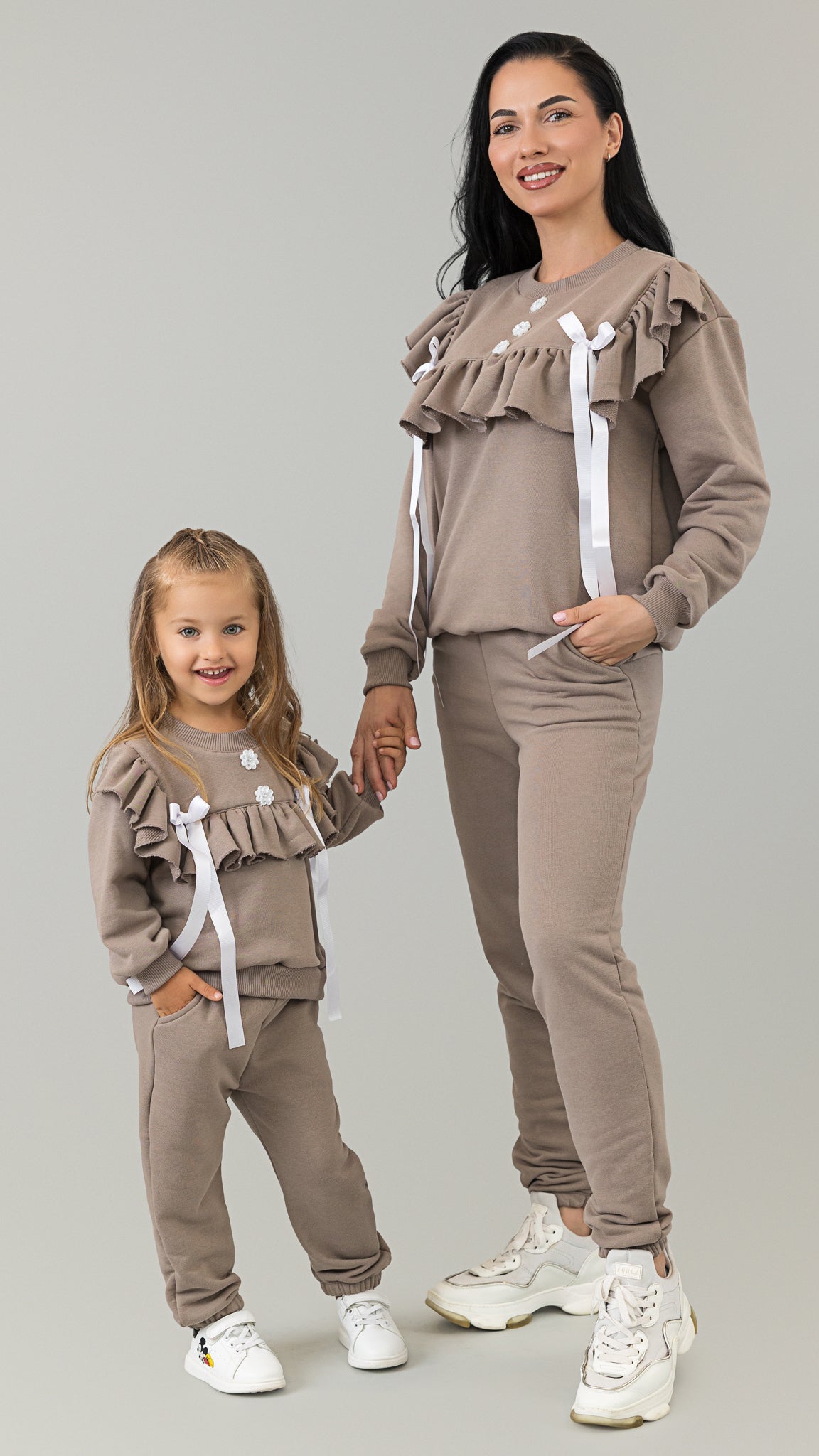 Set treninguri mama fiica cappuccino cu volane, funde satinate si nasturi decorativi
