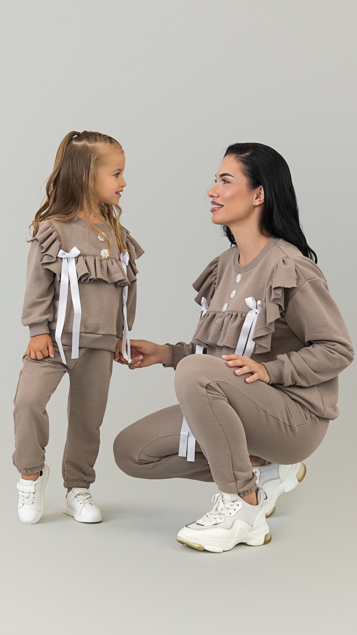 Set treninguri mama fiica cappuccino cu volane, funde satinate si nasturi decorativi