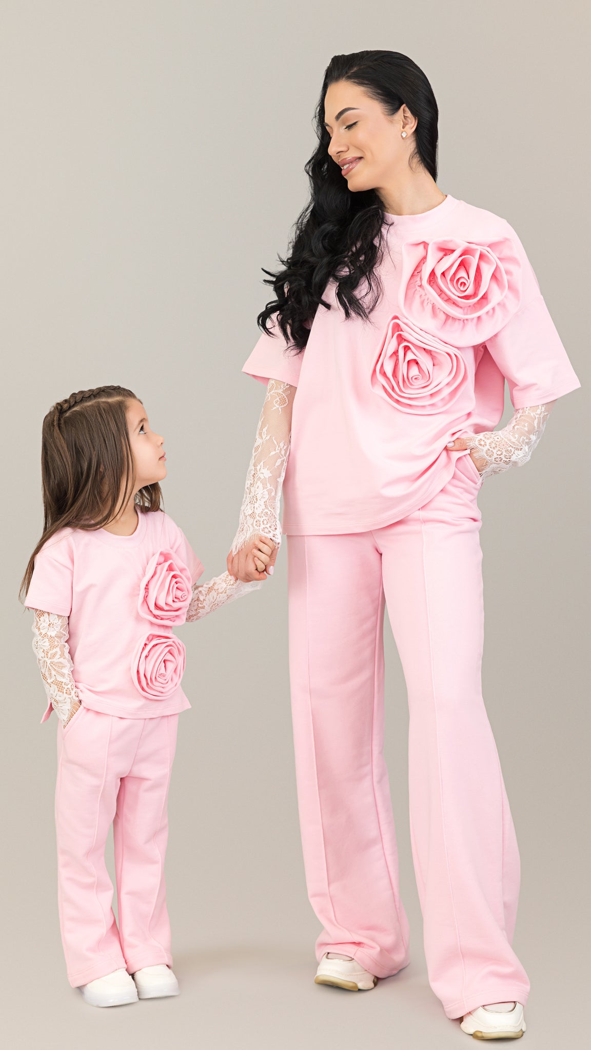 Set compleuri mama fiica roz cu flori aplicate si maneci din dantela detasabile