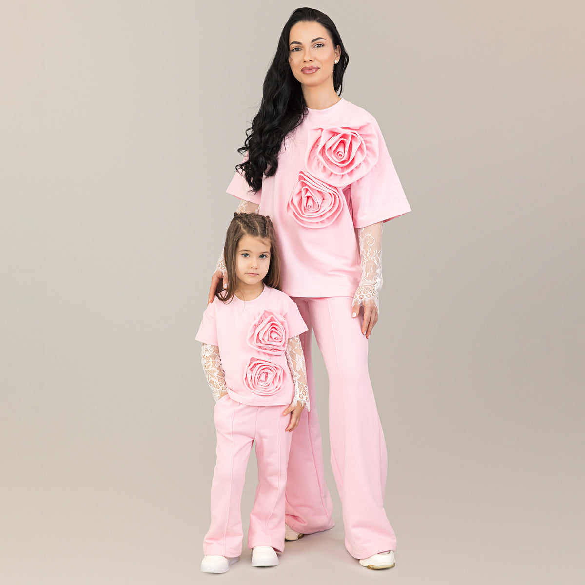 Set compleuri mama fiica roz cu flori aplicate si maneci din dantela detasabile