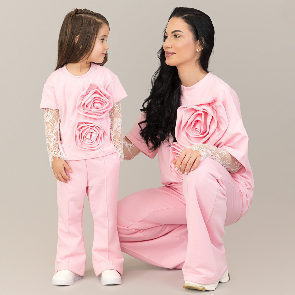 Set compleuri mama fiica roz cu flori aplicate si maneci din dantela detasabile