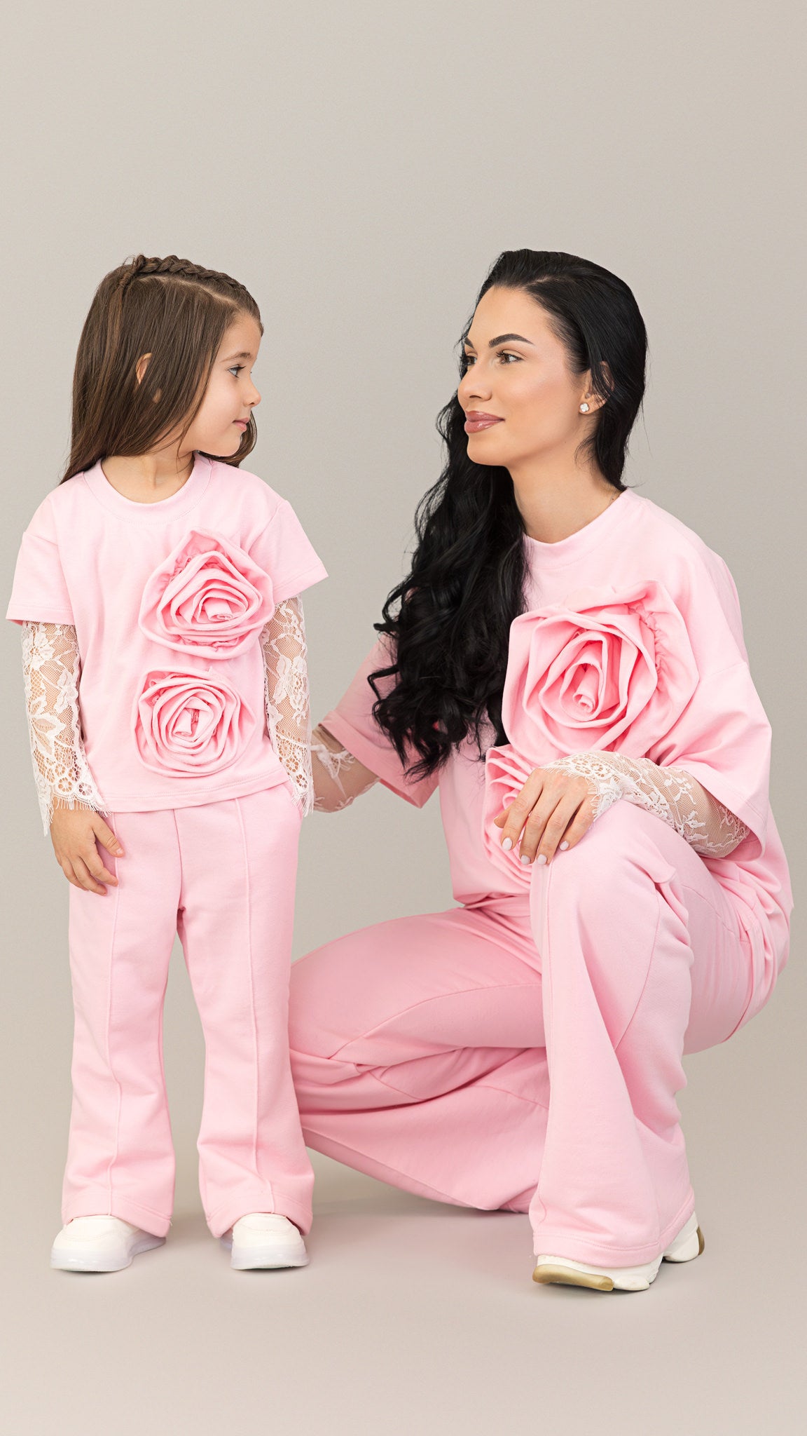 Set compleuri mama fiica roz cu flori aplicate si maneci din dantela detasabile
