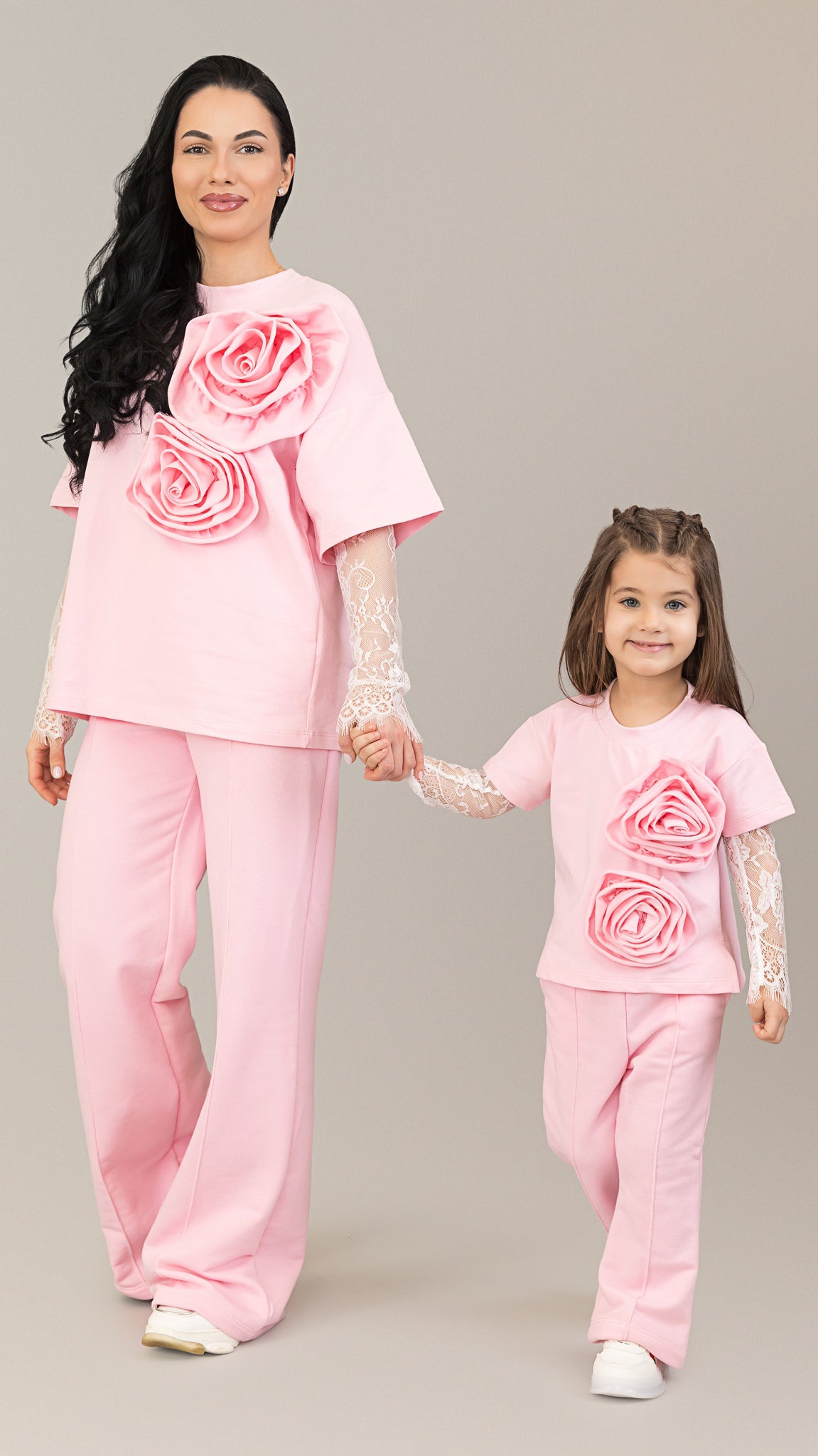 Set compleuri mama fiica roz cu flori aplicate si maneci din dantela detasabile