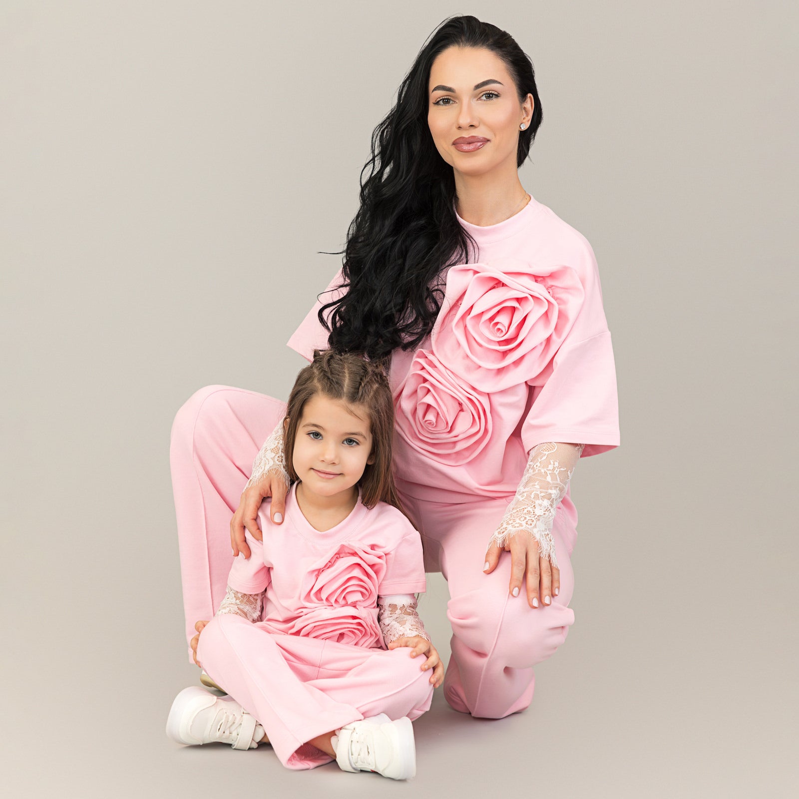 Set compleuri mama fiica roz cu flori aplicate si maneci din dantela detasabile