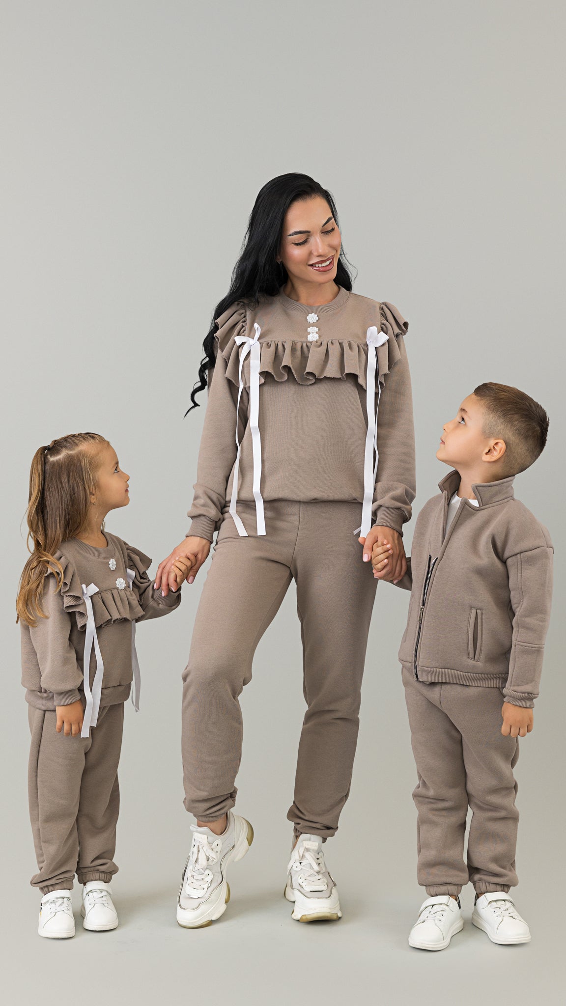 Set treninguri mama fiica cappuccino cu volane, funde satinate si nasturi decorativi