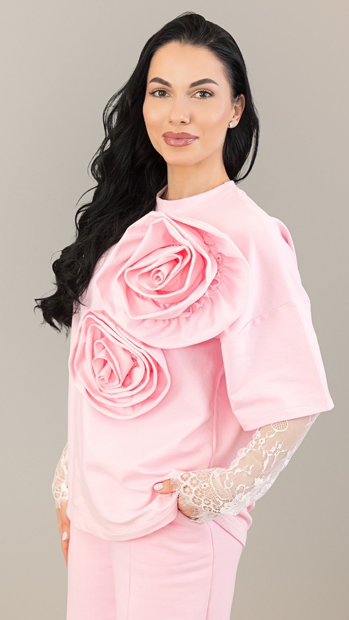 Compleu dama roz cu flori aplicate si maneci din dantela chantilly detasabile