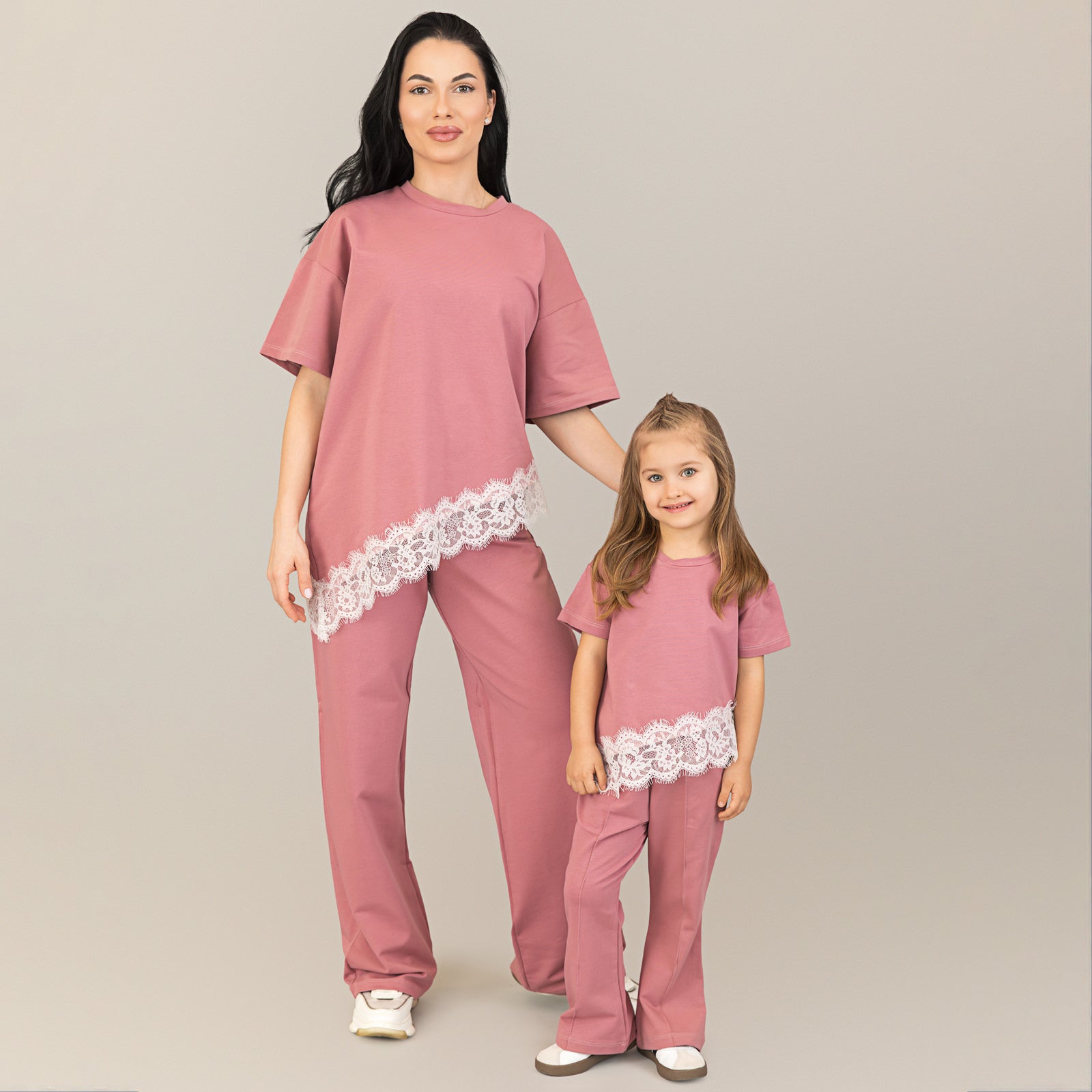 Set compleuri mama fiica mesa rose cu aplicatii de dantela
