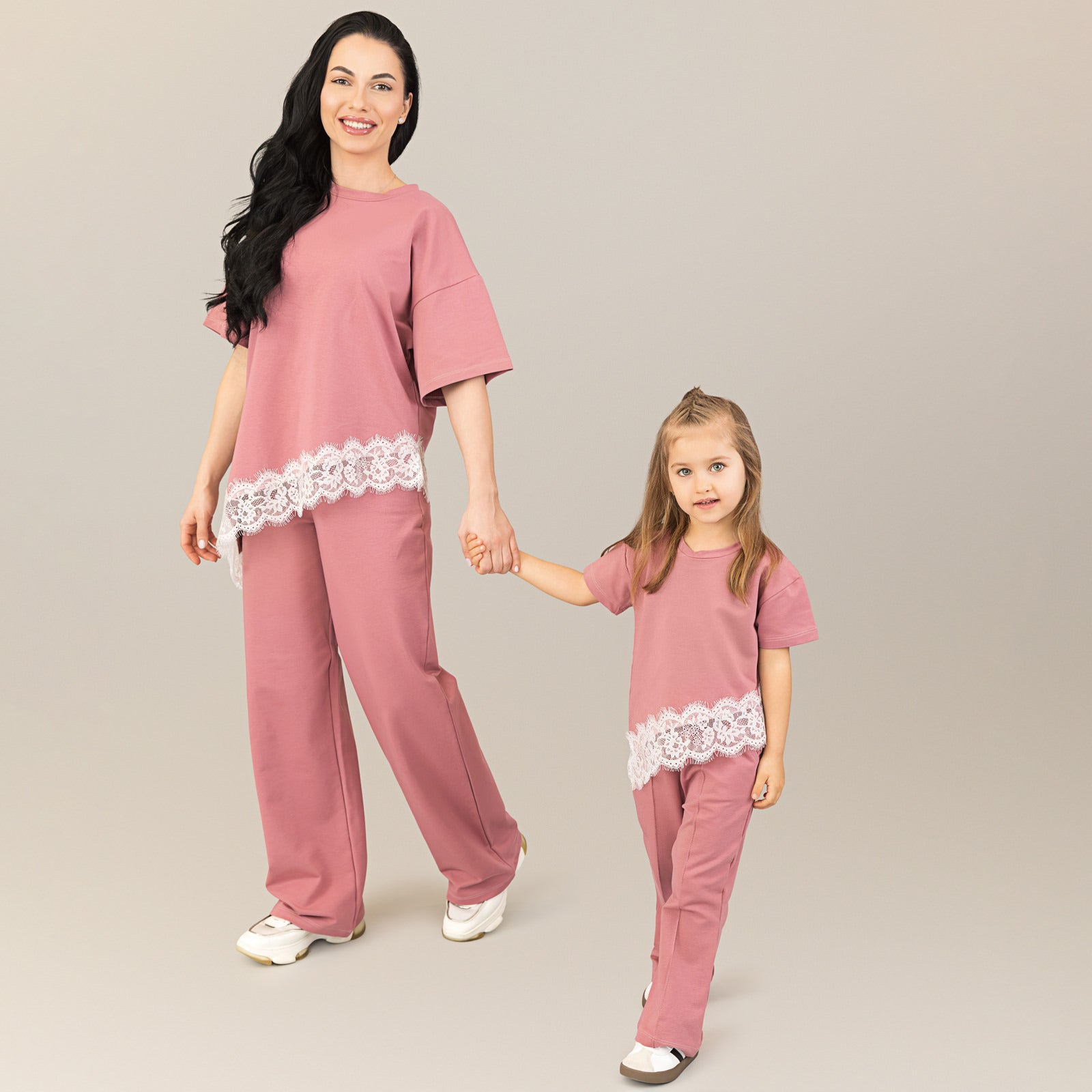 Set compleuri mama fiica mesa rose cu aplicatii de dantela