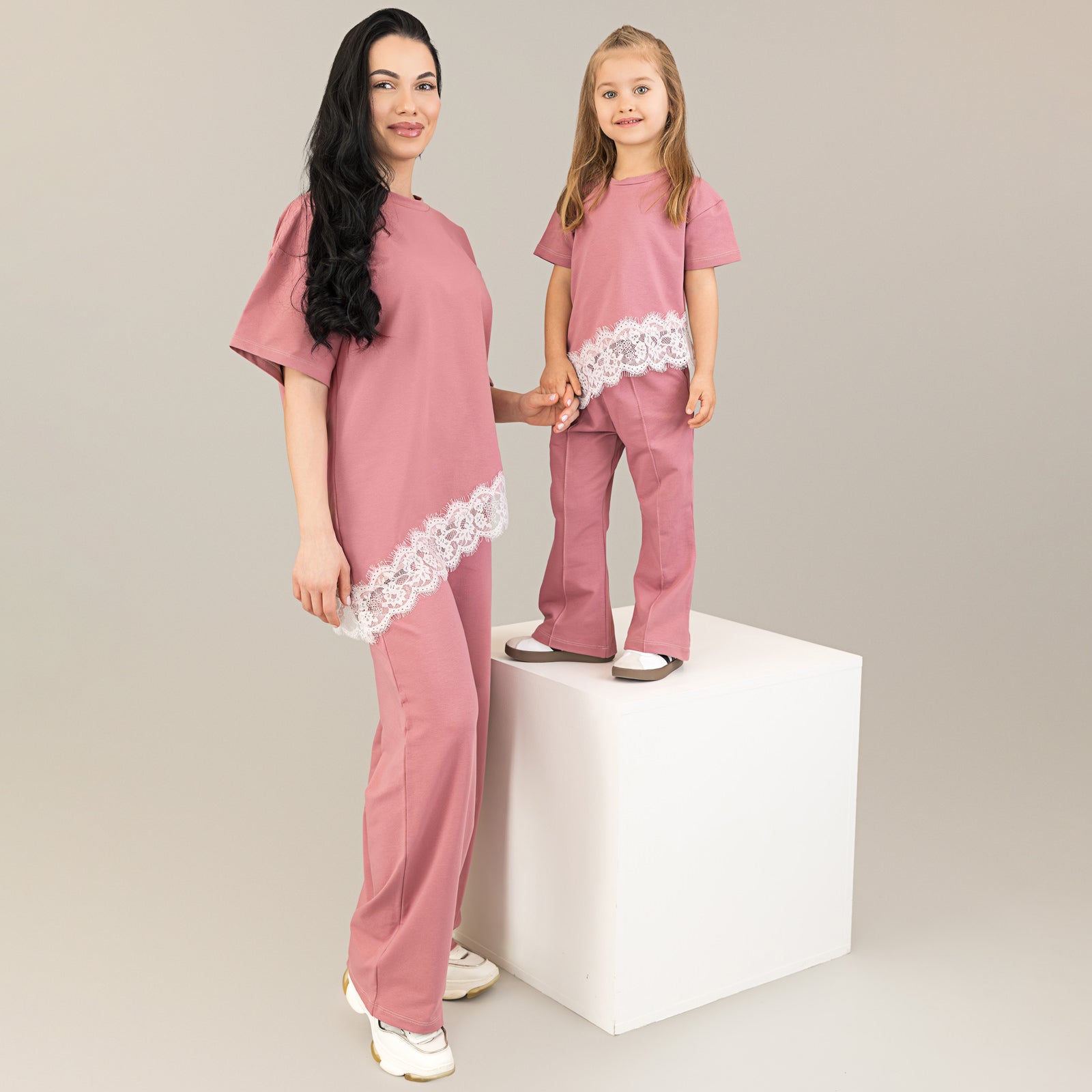Set compleuri mama fiica mesa rose cu aplicatii de dantela