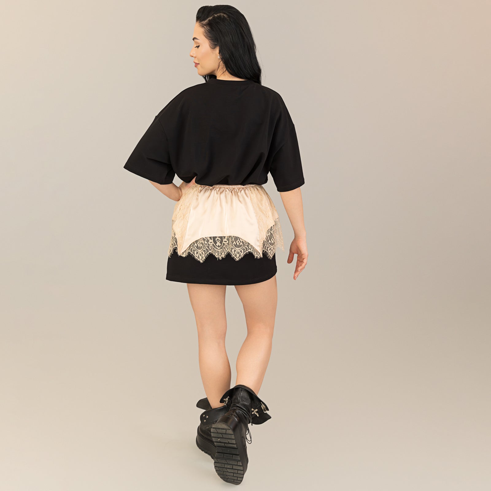 Tricou tip rochie negru cu brau din matase și dantela