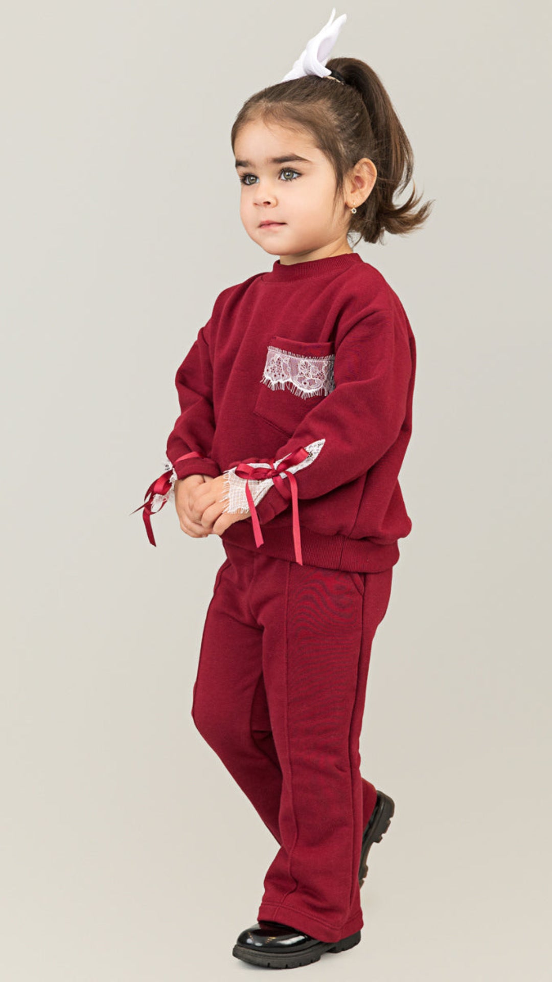 Trening fete burgundy cu detalii din dantela