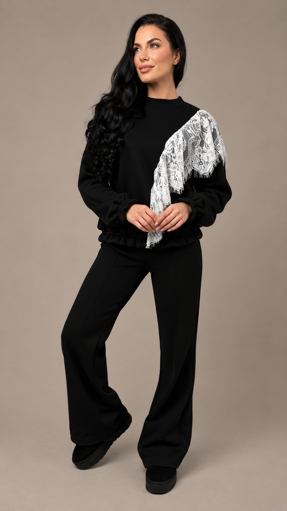 Compleu dama negru cu volan lateral din dantela chantilly si spatele decupat