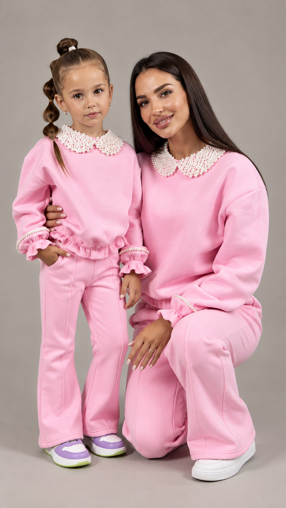 Set treninguri mama fiica roz cu guler si mansete accesorizate cu perle