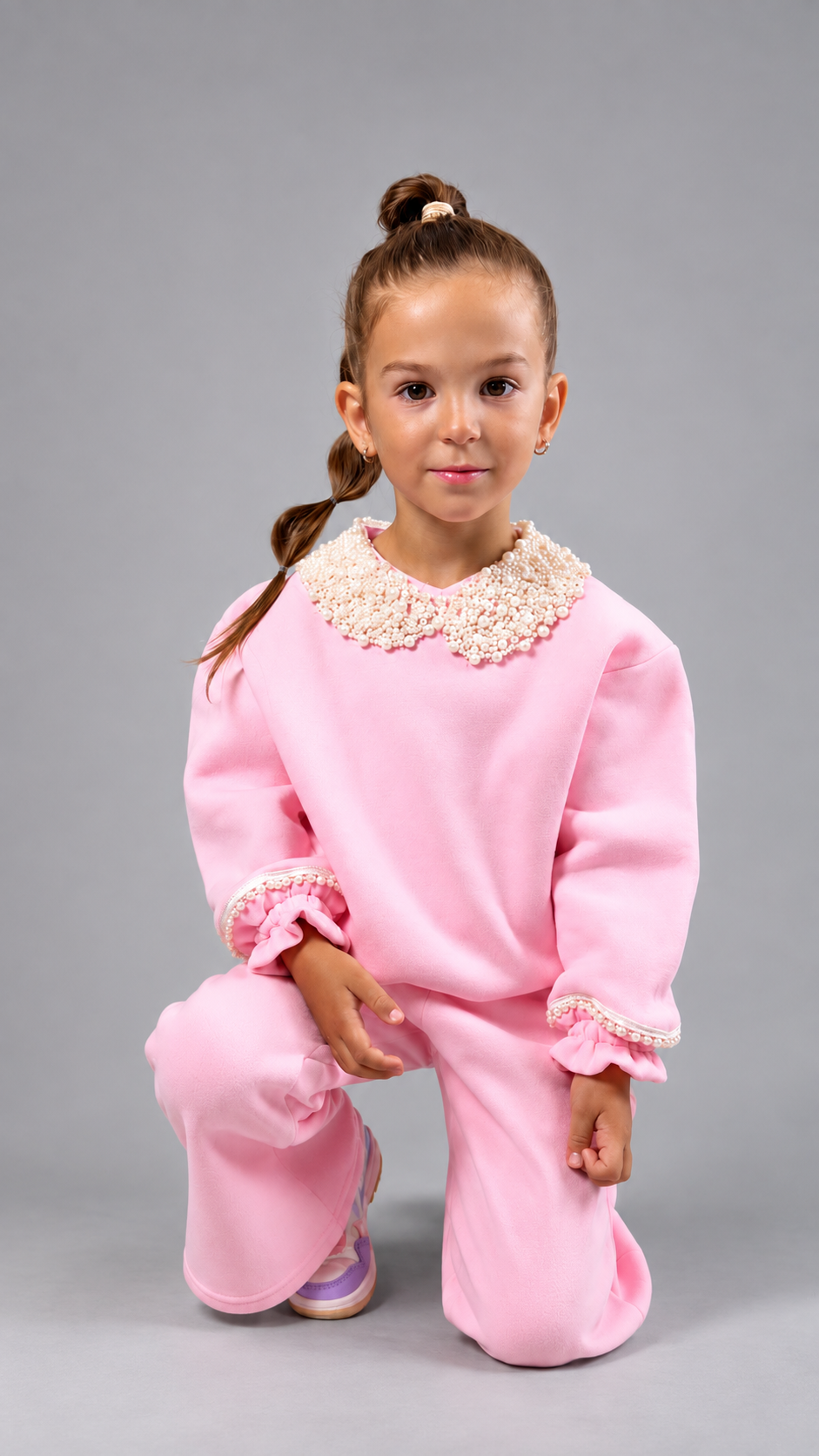 Trening fete roz cu guler si mansete accesorizate cu perle