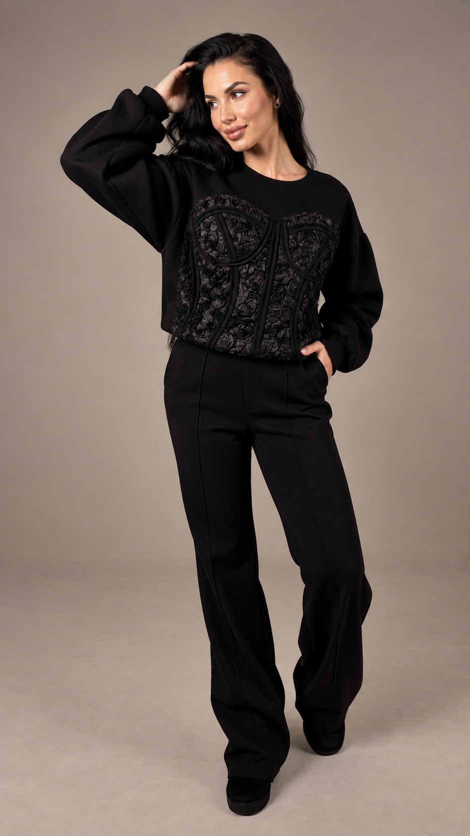 Trening dama negru cu aplicatie tip corset si trandafiri in relief