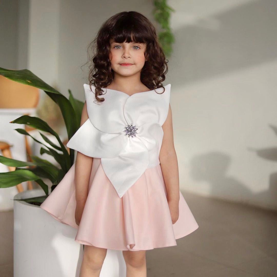 Rochie fete roz cu floare supradimensionata si cristale La Fleur