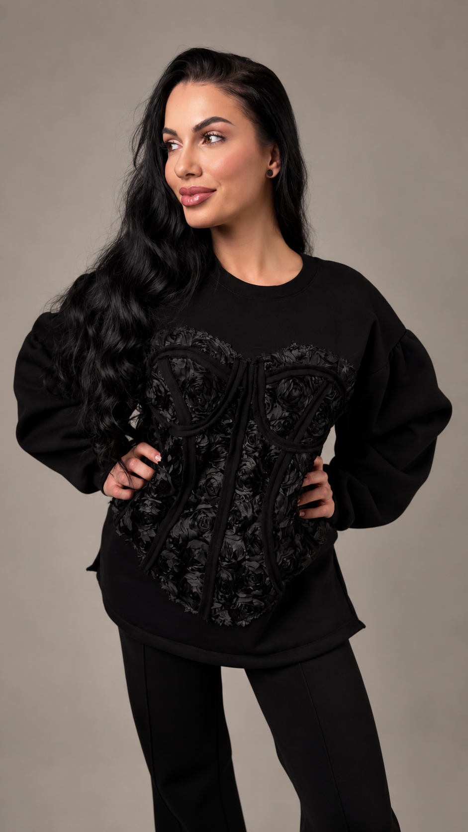 Trening dama negru cu aplicatie tip corset si trandafiri in relief
