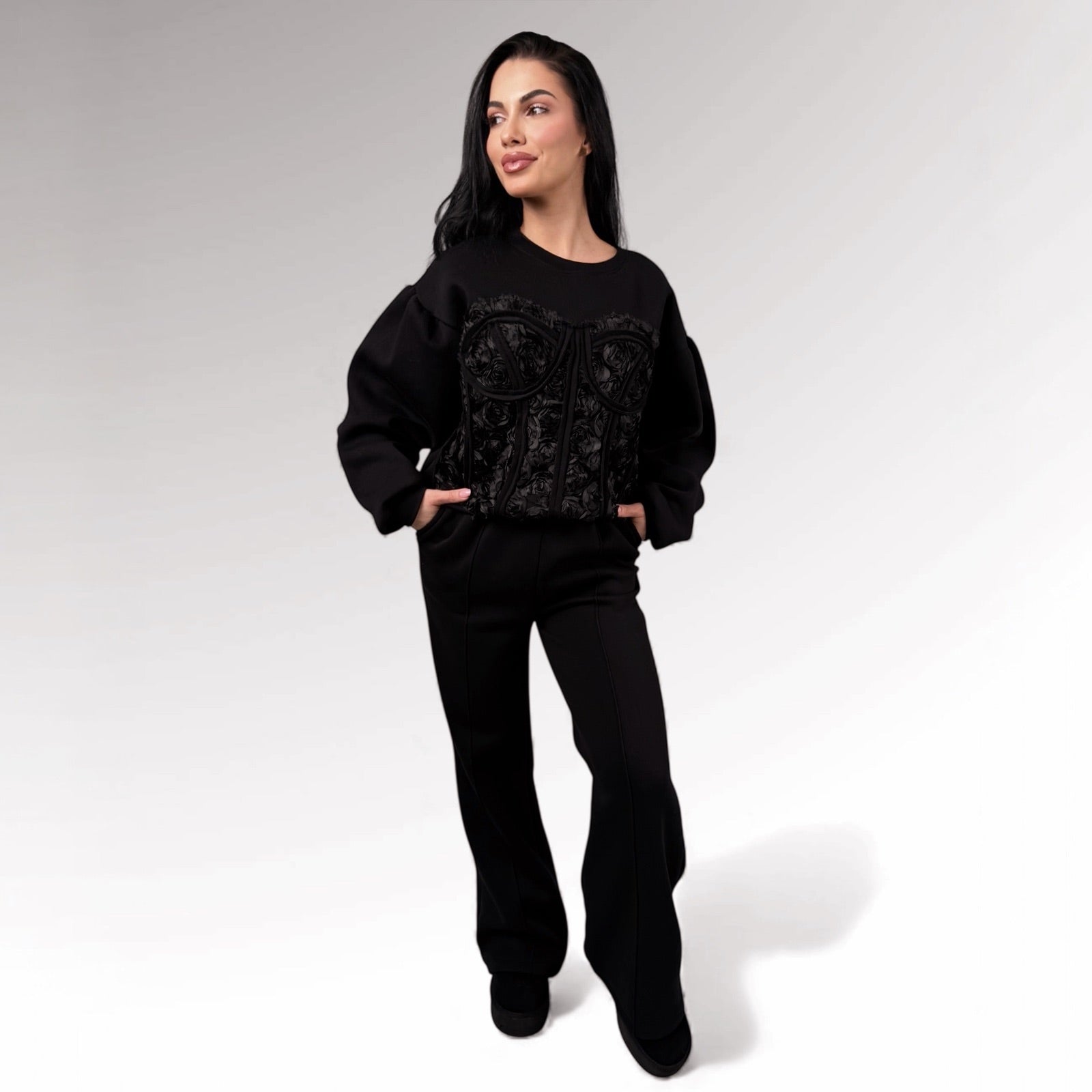 Trening dama negru cu aplicatie tip corset si trandafiri in relief