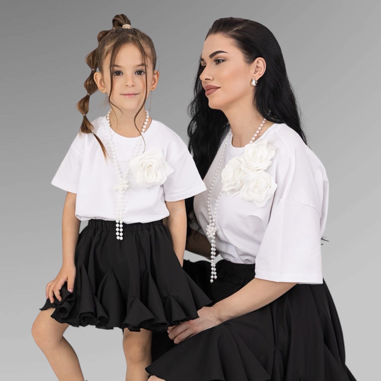 Set tricouri mama fiica alb cu trandafiri de matase si lant de perle
