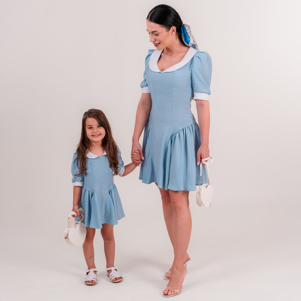Set rochii mama fiica bleu din in cu guler alb si falduri
