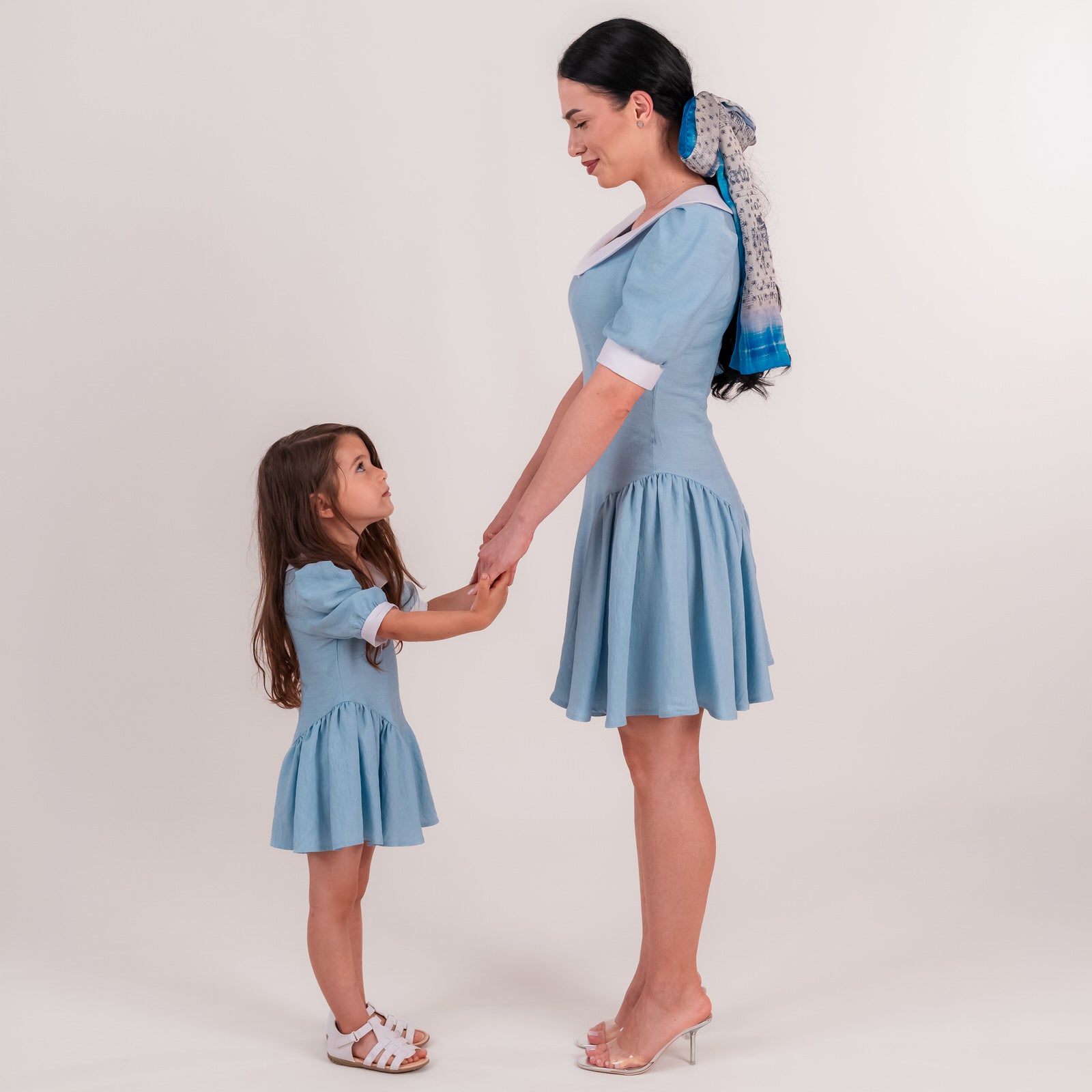 Set rochii mama fiica bleu din in cu guler alb si falduri