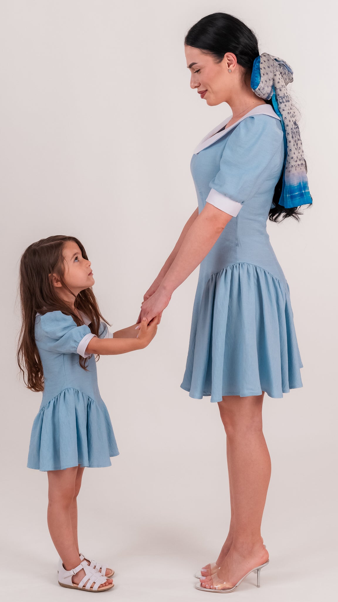 Set rochii mama fiica bleu din in cu guler alb si falduri