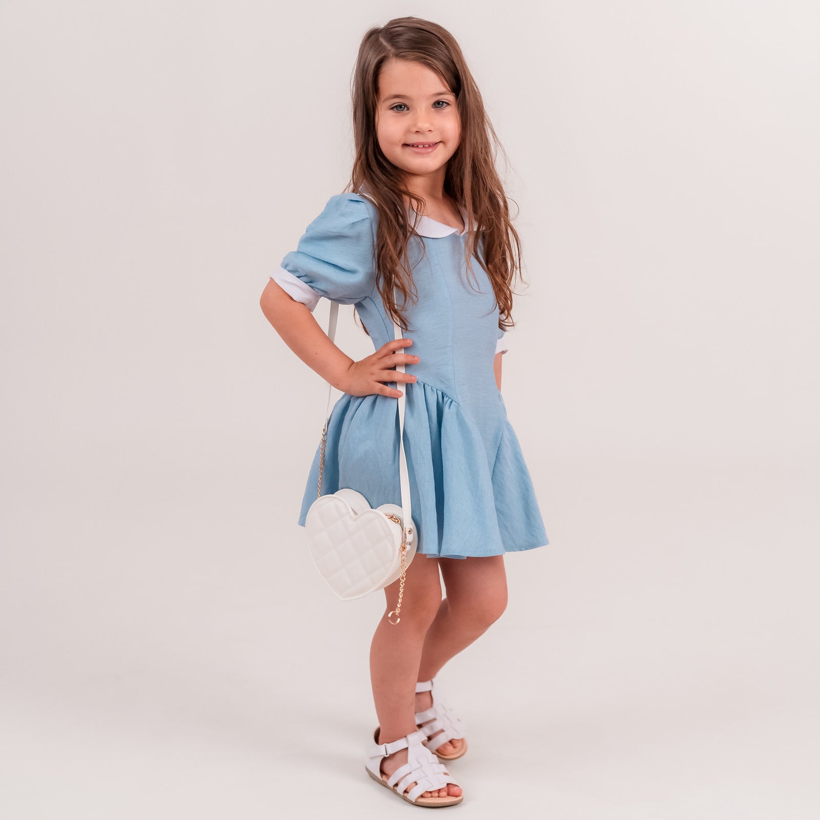 Set rochii mama fiica bleu din in cu guler alb si falduri