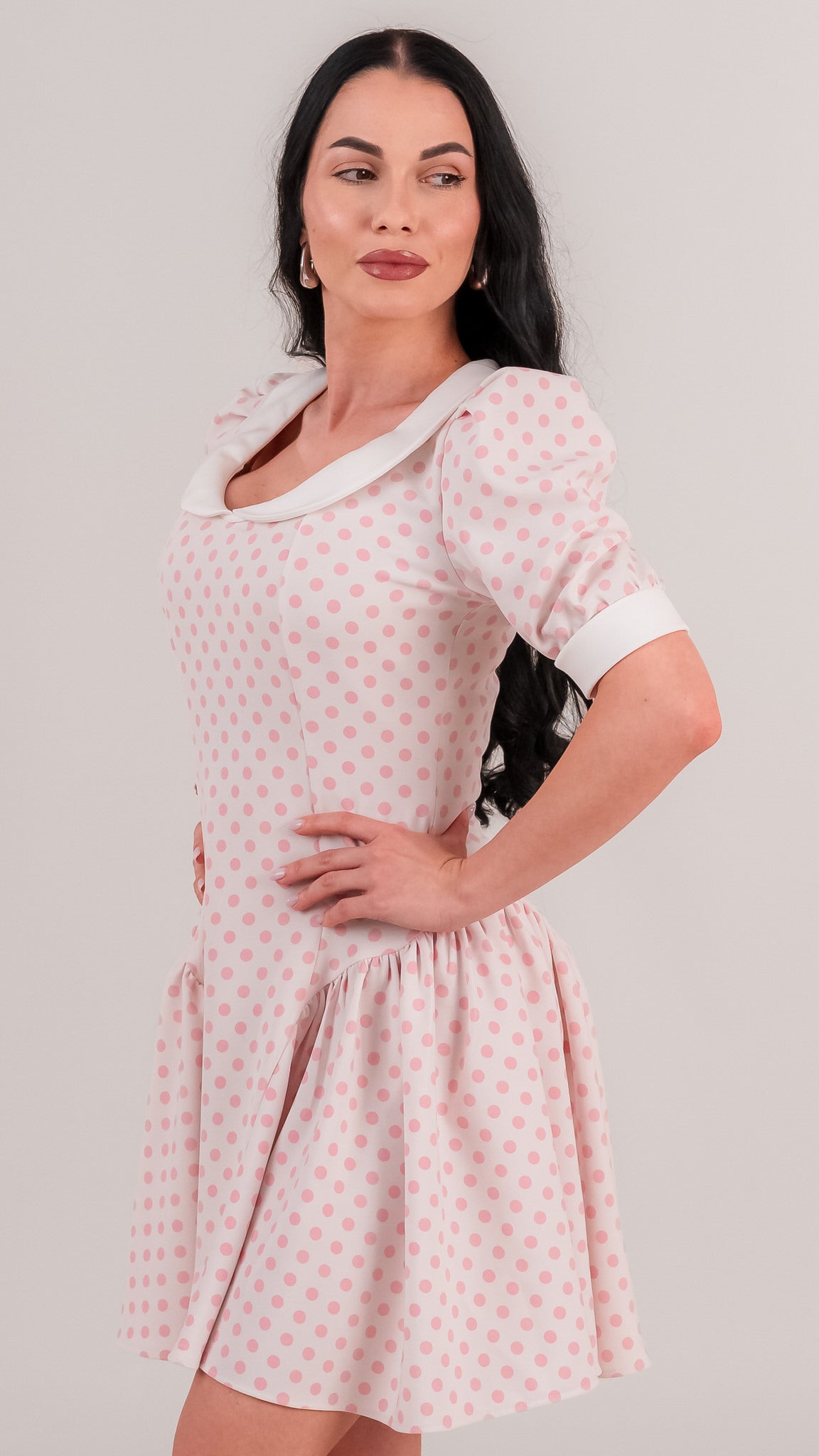 Set rochii mama fiica mini cu buline roz, guler alb si falduri