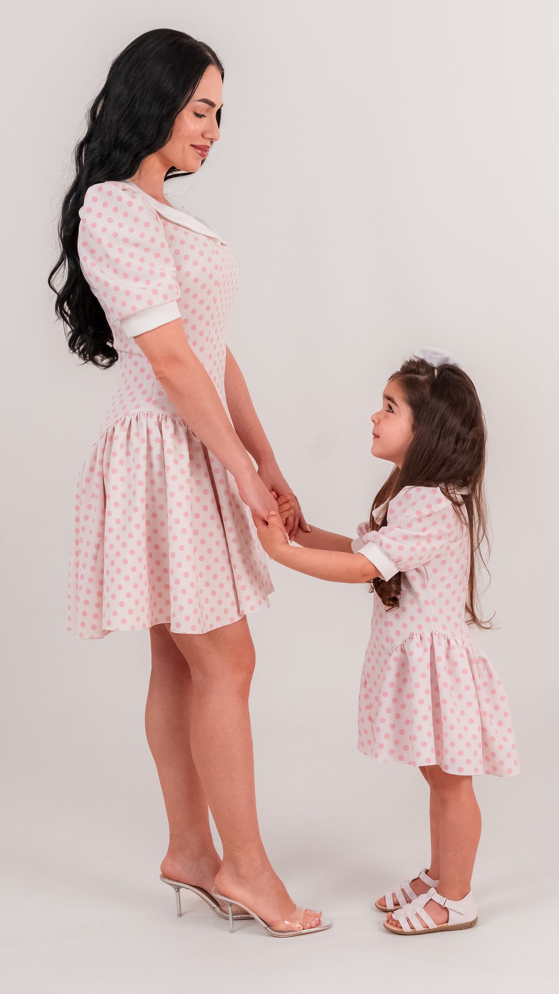 Set rochii mama fiica mini cu buline roz, guler alb si falduri