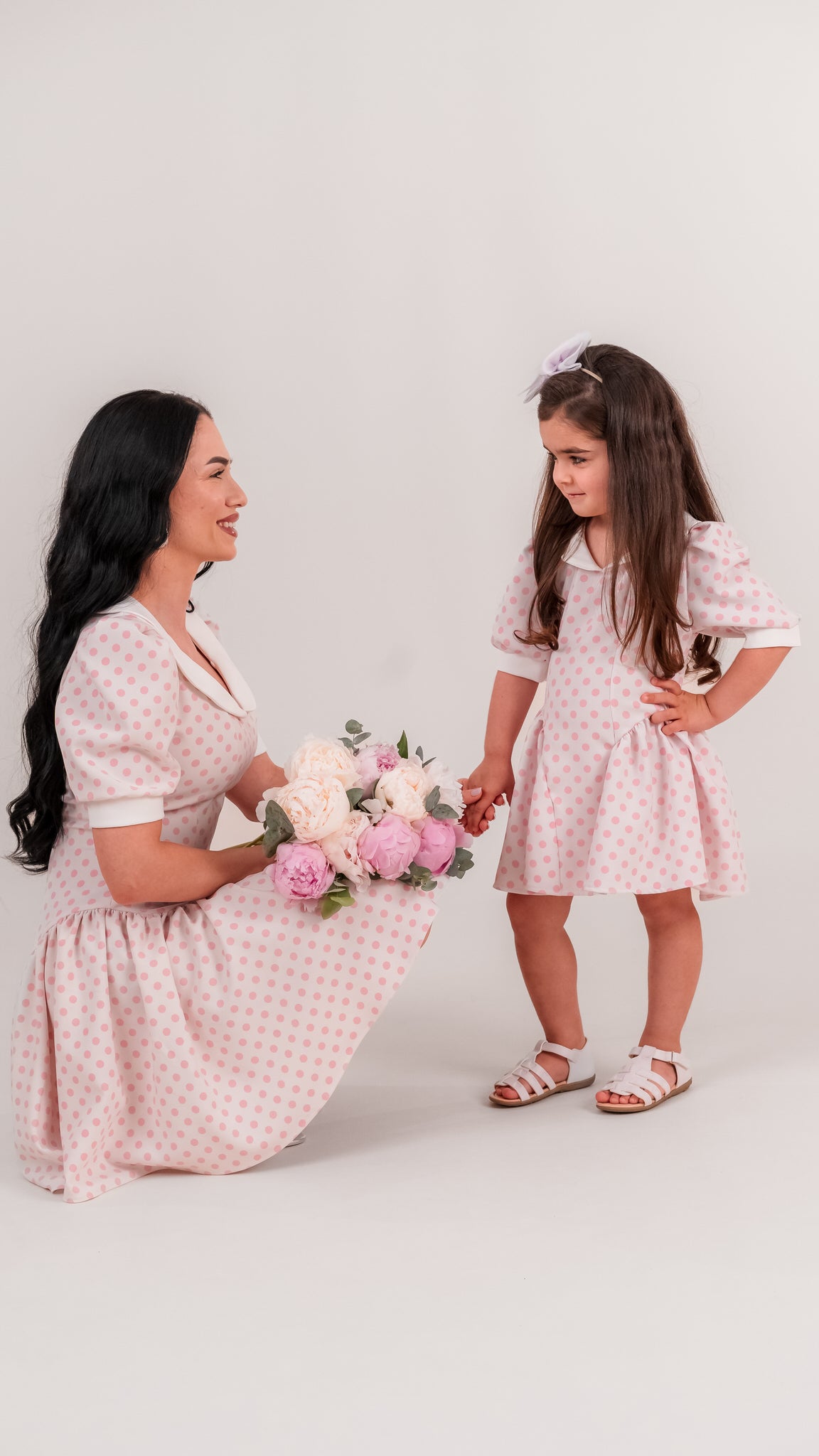 Set rochii mama fiica mini cu buline roz, guler alb si falduri