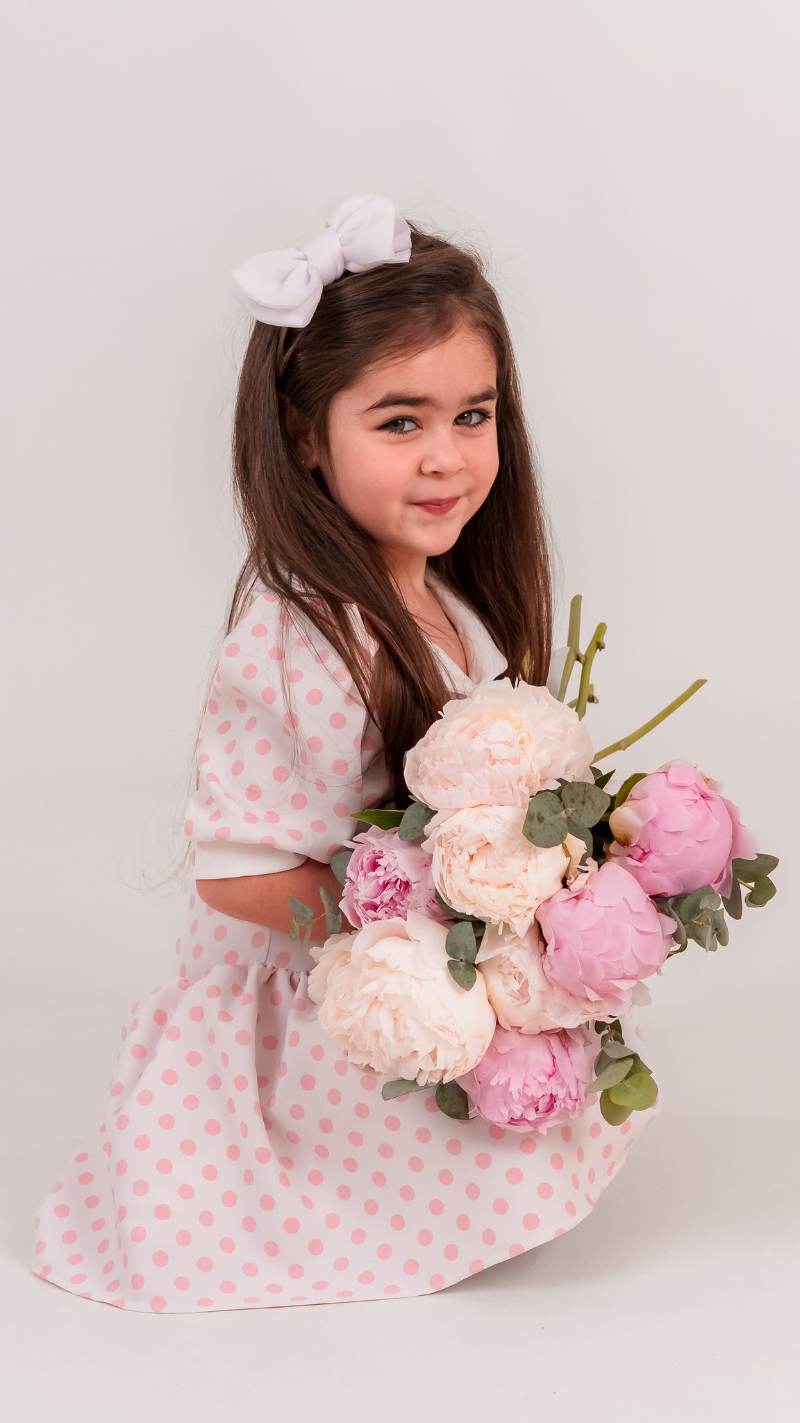 Set rochii mama fiica mini cu buline roz, guler alb si falduri