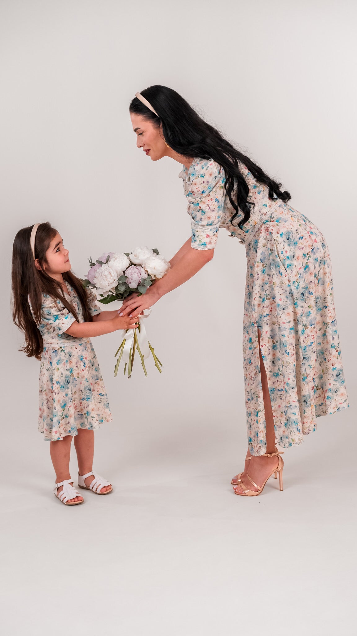 Set rochii mama fiica midi cu imprimeu floral bleu