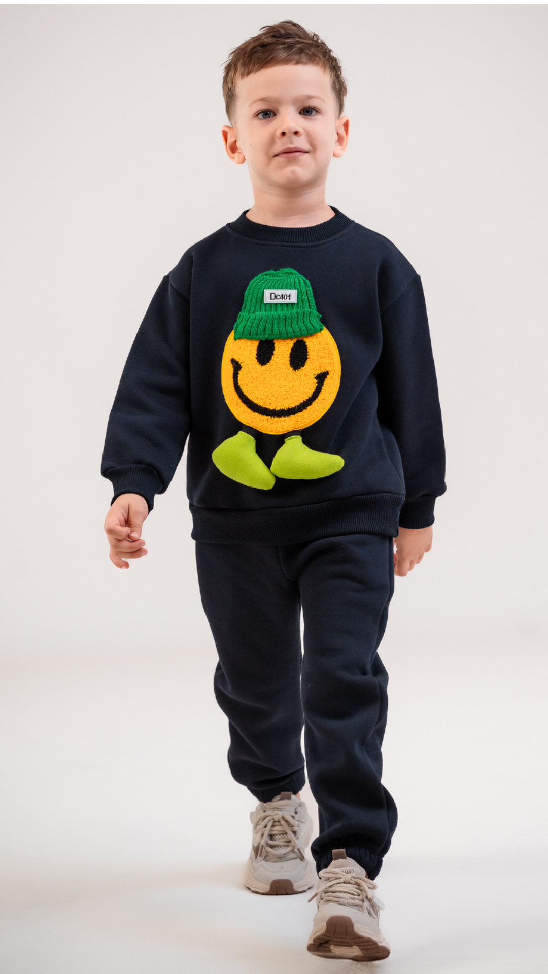 Trening baieti bleumarin cu aplicatie plusata 3D in forma de smiley face