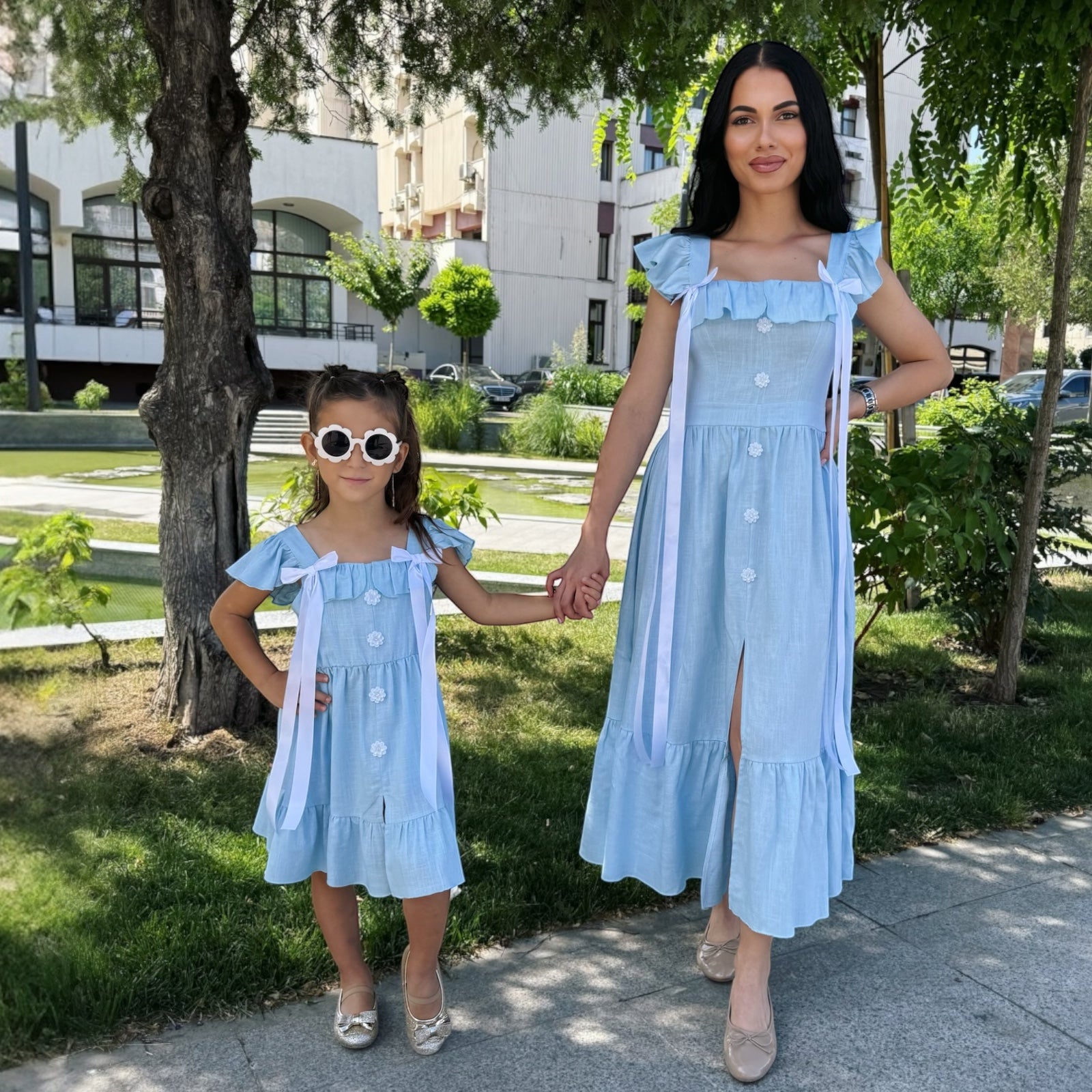 Set rochii mama fiica bleu cu volane, nasturi decorativi si funde satinate