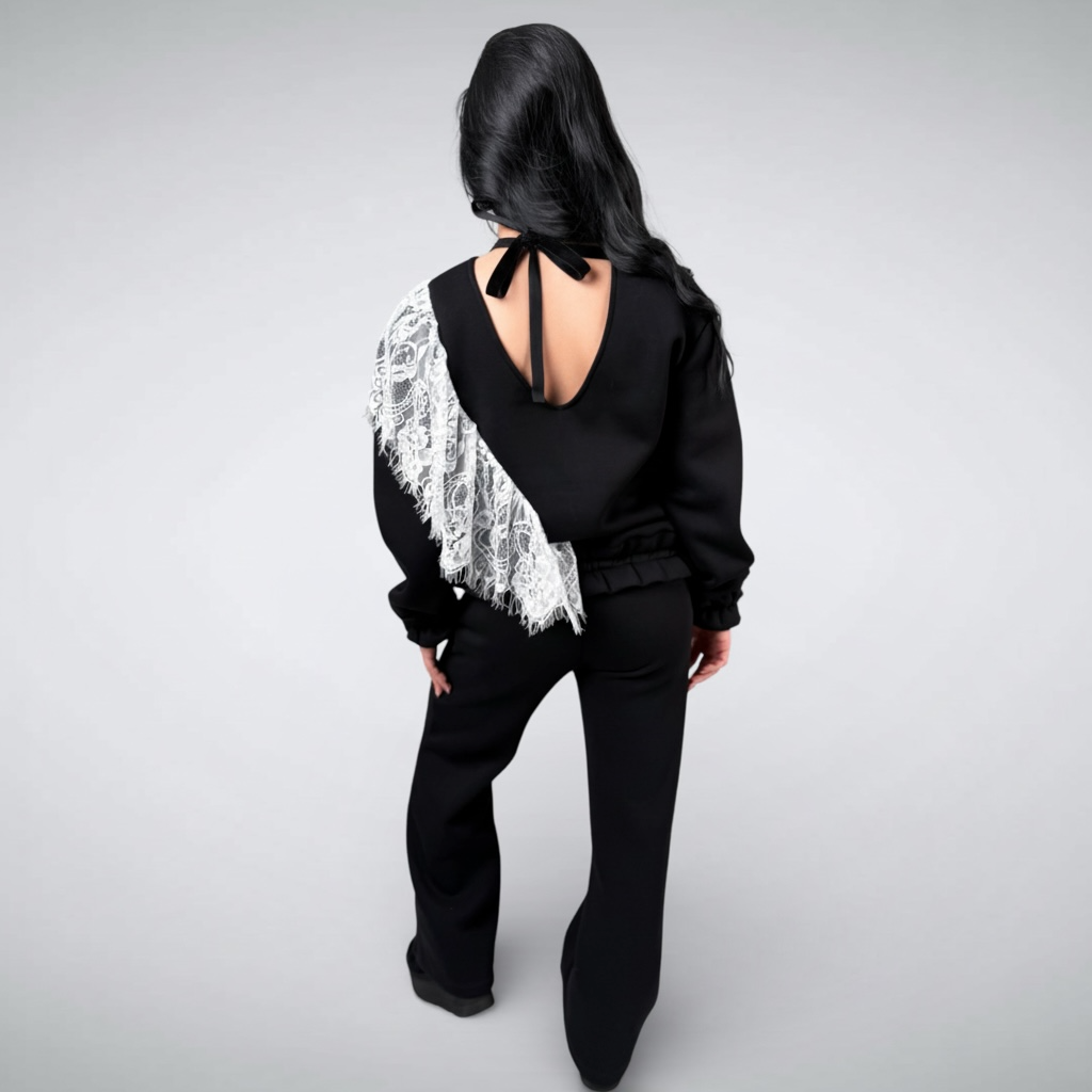 Compleu dama negru cu volan lateral din dantela chantilly si spatele decupat