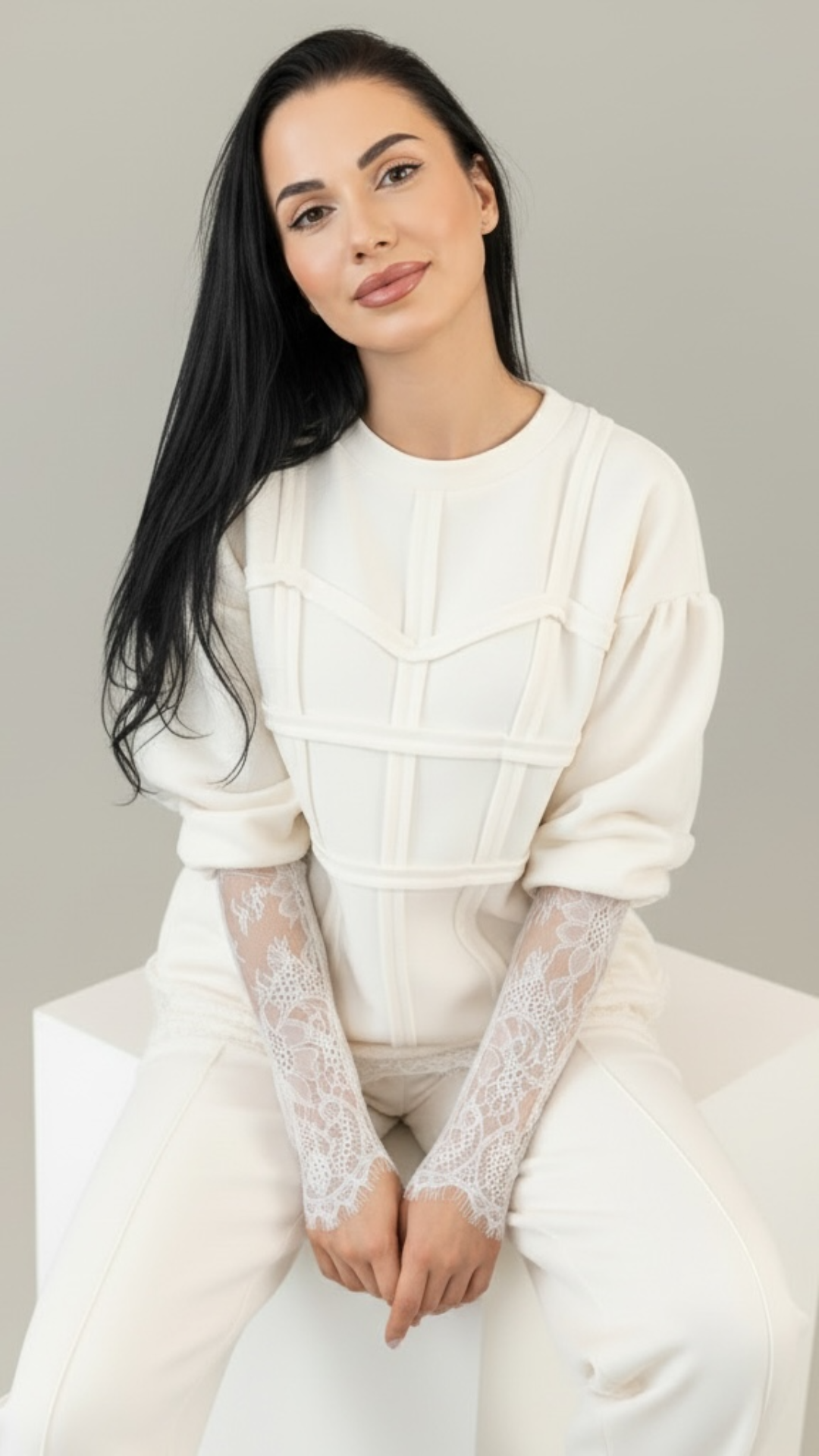 Trening dama off white cu bandaje tip corset si dantela chantilly