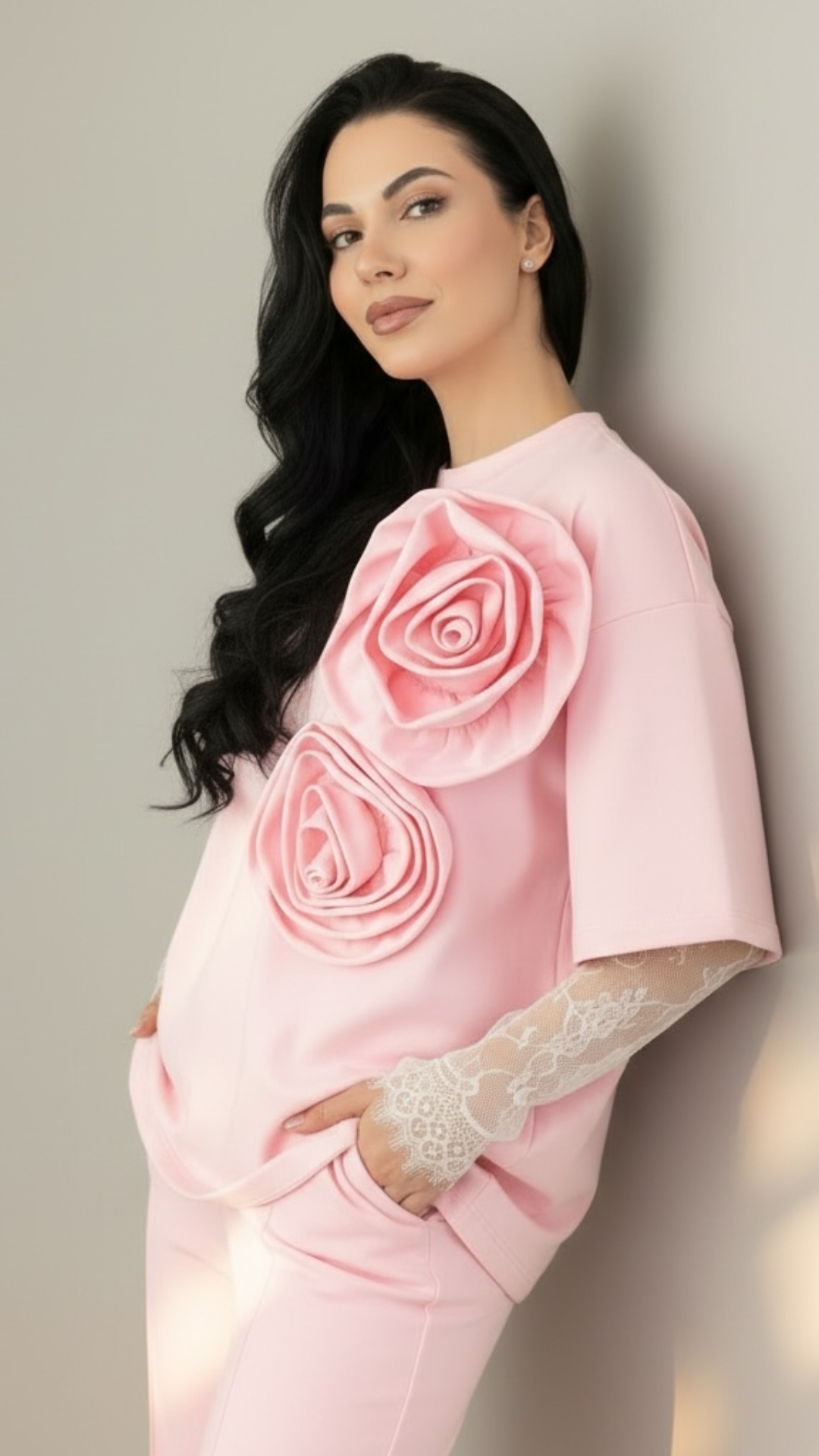 Compleu dama roz cu flori aplicate si maneci din dantela chantilly detasabile