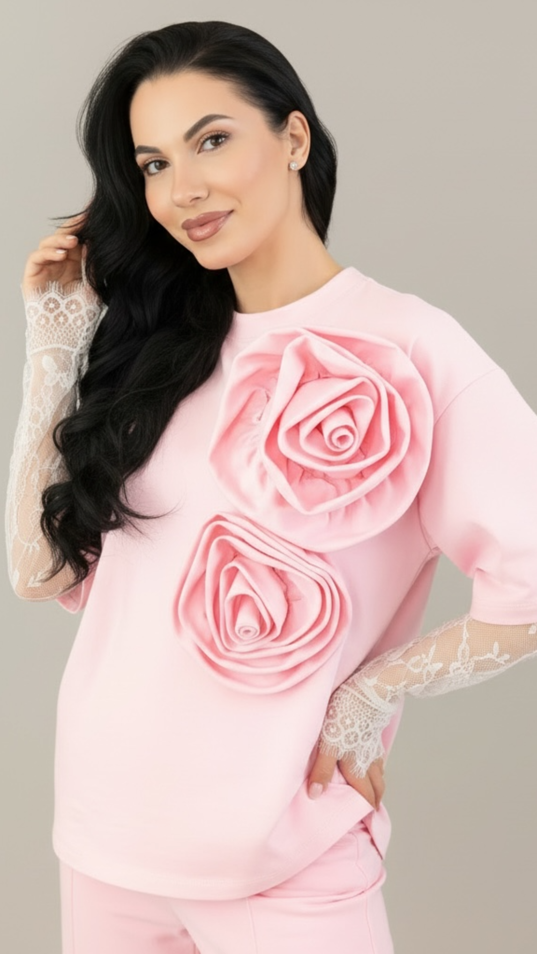 Compleu dama roz cu flori aplicate si maneci din dantela chantilly detasabile